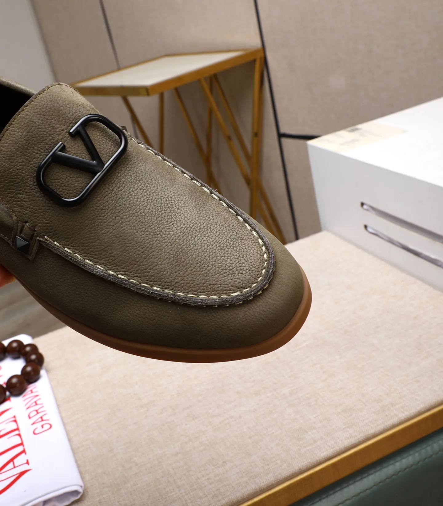 Men's shoes 💰520 [Valentino-Valentino] High-quality boutique men's shoes. The same style as the celebrities, original and authentic.✅ Made of imported cowhide + original apricot cowhide lining. The French luxury model is priced at 14,080 Swiss francs. It is also a Paris Fashion Week catwalk model. A brand can be deeply rooted in your heart, and a pair of shoes can make you linger. What you wear is not only noble, but also an aura. 👻Standard 38-45